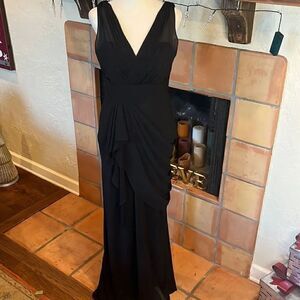 Watters & Watters black sleeveless gown, size 6!